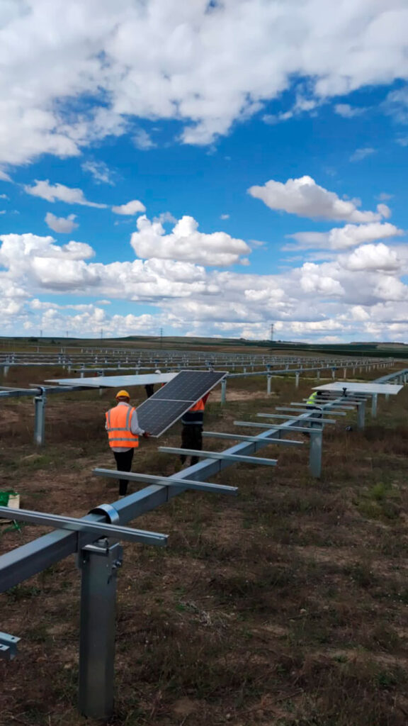 Montajes industriales - MONTAJE MECANICO DE TRACKERS Y MODULOS PARA 50MW EN PARQUE FOTOVOLTAICO CENTAURUS